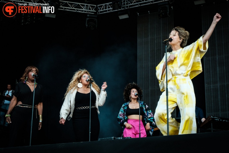 Selah Sue op Bevrijdingsfestival Overijssel 2022 foto