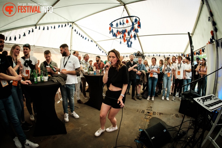 Vera Bon op Bevrijdingsfestival Overijssel 2022 foto