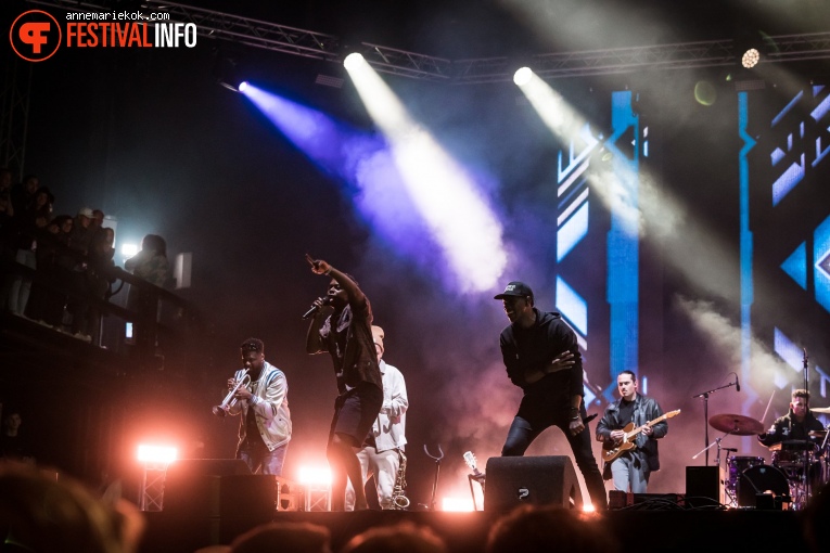 Typhoon op Bevrijdingsfestival Overijssel 2022 foto