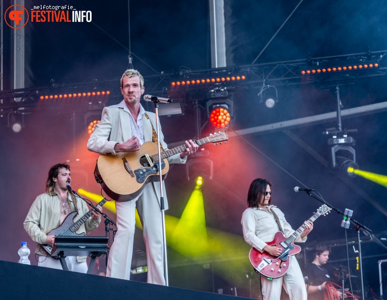 Son Mieux op Bevrijdingsfestival Groningen 2022 foto