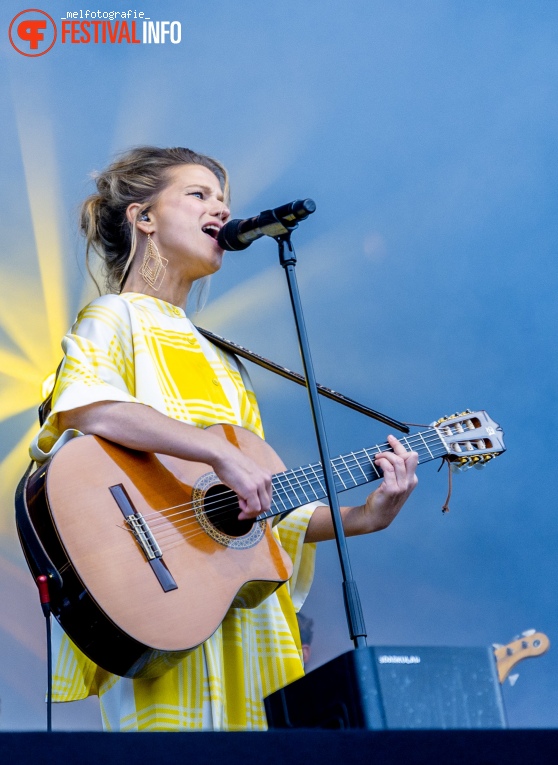 Selah Sue op Bevrijdingsfestival Groningen 2022 foto