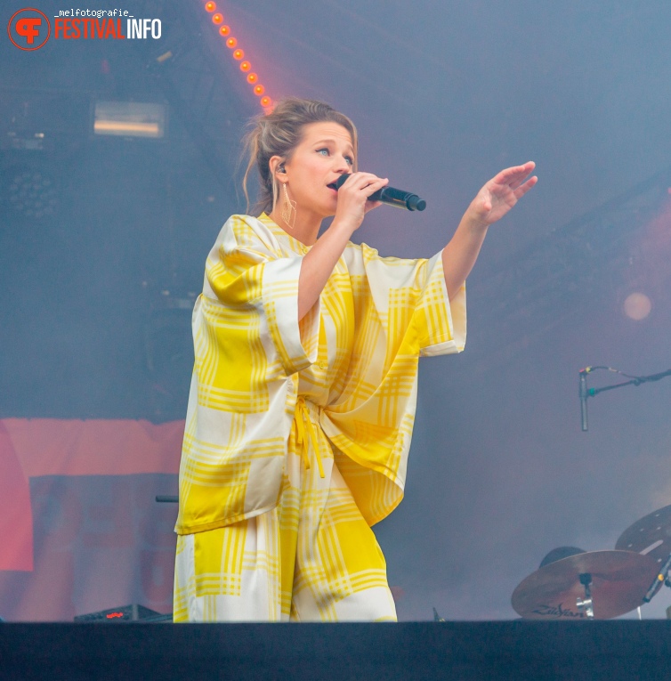 Selah Sue op Bevrijdingsfestival Groningen 2022 foto