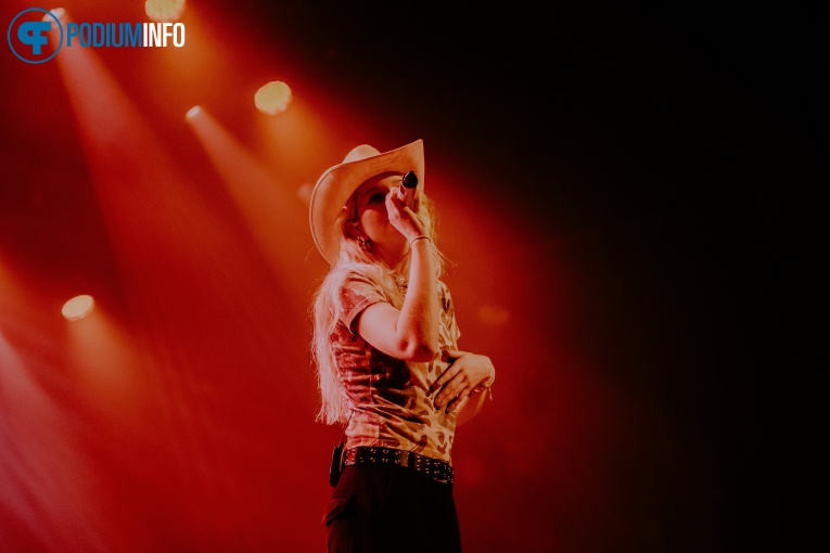 Dylan op Tate McRae - 17/05 - Melkweg foto