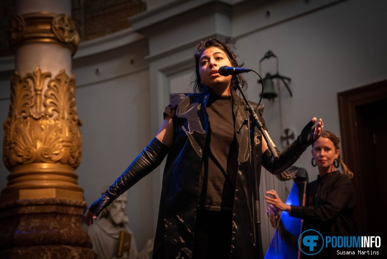 Arooj Aftab op Arooj Aftab - 14/06 - De Duif/Paradiso foto