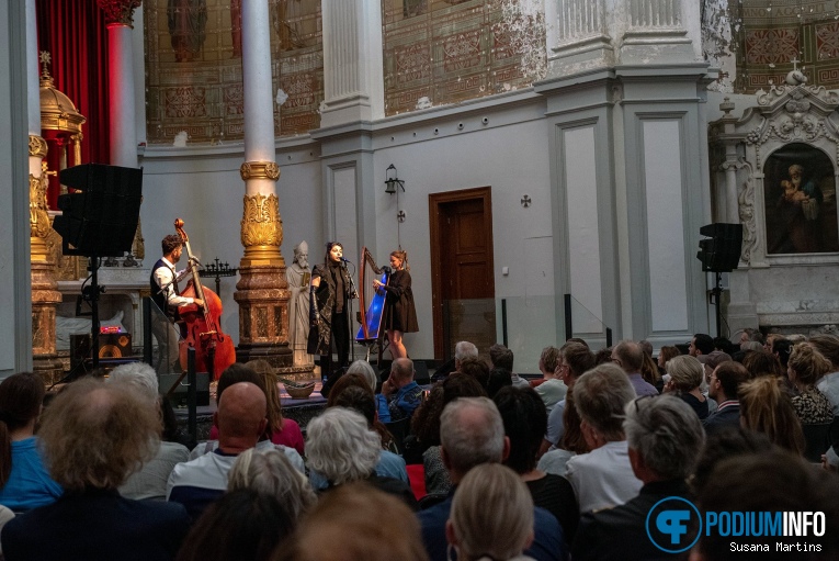 Arooj Aftab op Arooj Aftab - 14/06 - De Duif/Paradiso foto