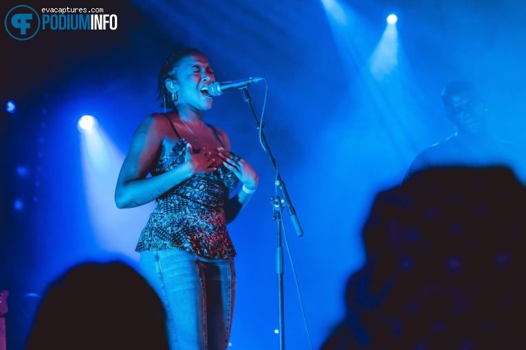 Rachel Chinouriri op Remi Wolf - 21/06 - Maassilo foto