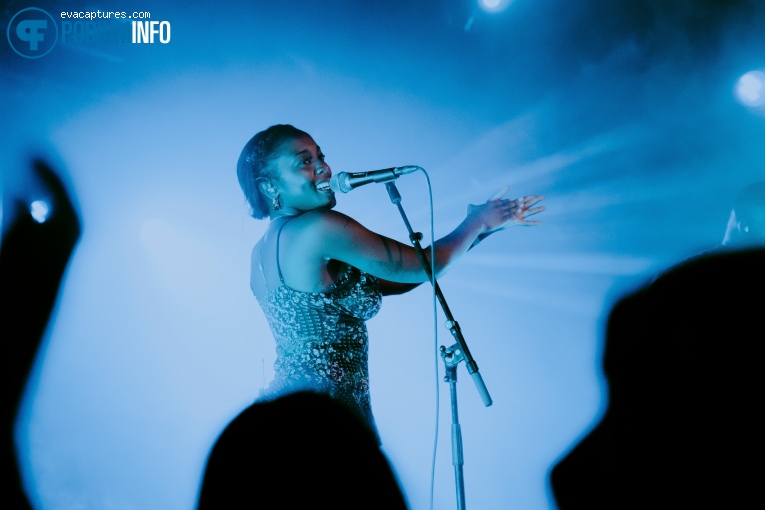 Rachel Chinouriri op Remi Wolf - 21/06 - Maassilo foto