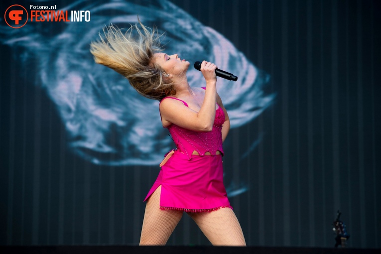 Zara Larsson op Pinkpop 2022 -Zondag foto