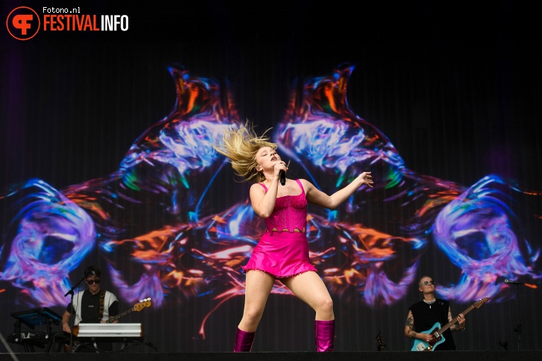 Zara Larsson op Pinkpop 2022 -Zondag foto