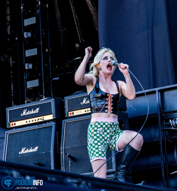 Amyl and The Sniffers op Hella Mega Tour - 22/06 - Stadspark foto