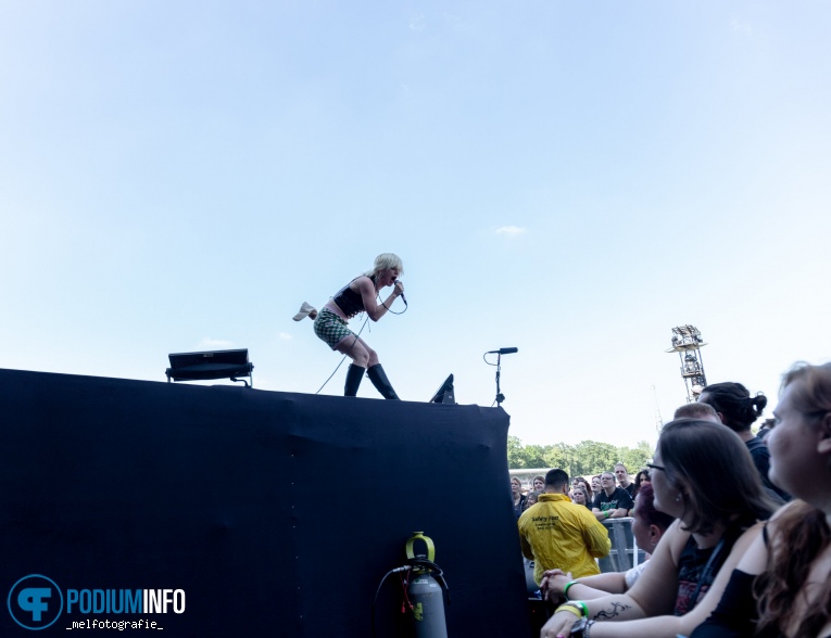 Amyl and The Sniffers op Hella Mega Tour - 22/06 - Stadspark foto