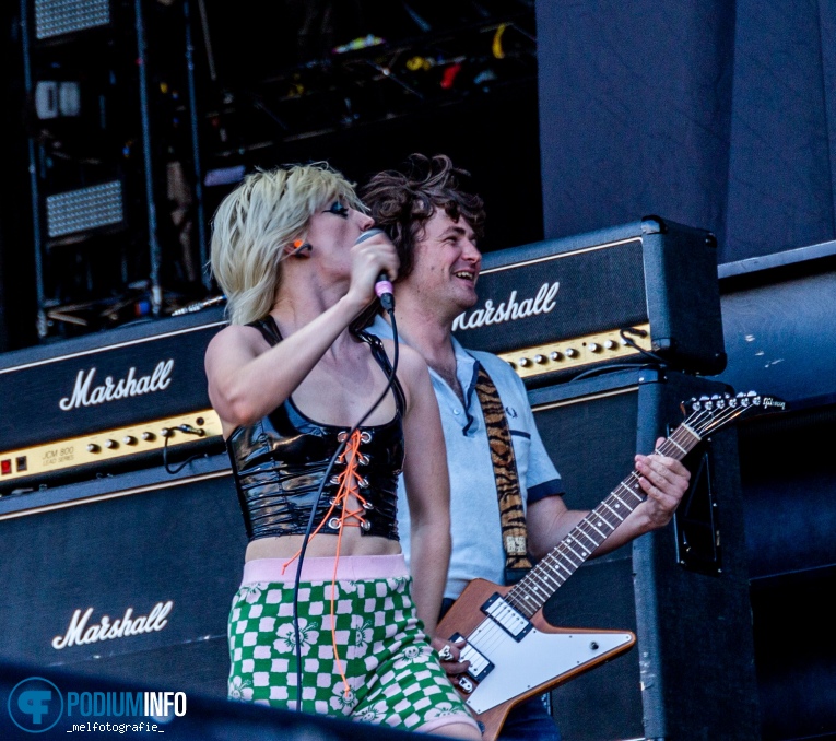 Amyl and The Sniffers op Hella Mega Tour - 22/06 - Stadspark foto