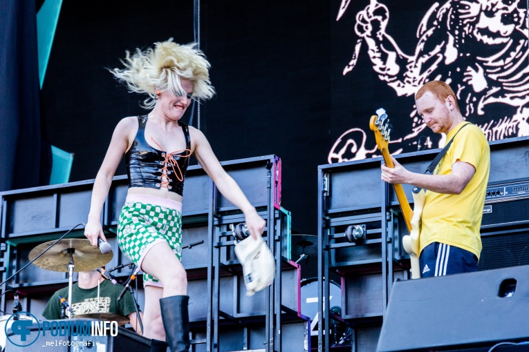 Amyl and The Sniffers op Hella Mega Tour - 22/06 - Stadspark foto