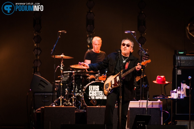Elvis Costello & the Imposters op Elvis Costello -28/06 - Carré foto