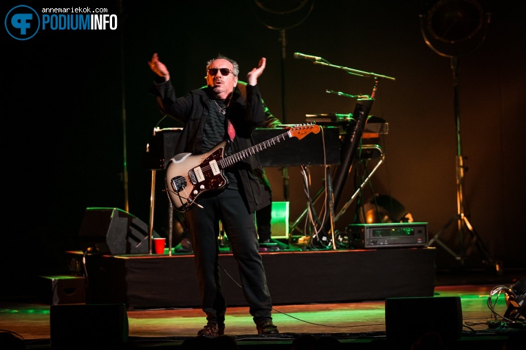 Elvis Costello & the Imposters op Elvis Costello -28/06 - Carré foto