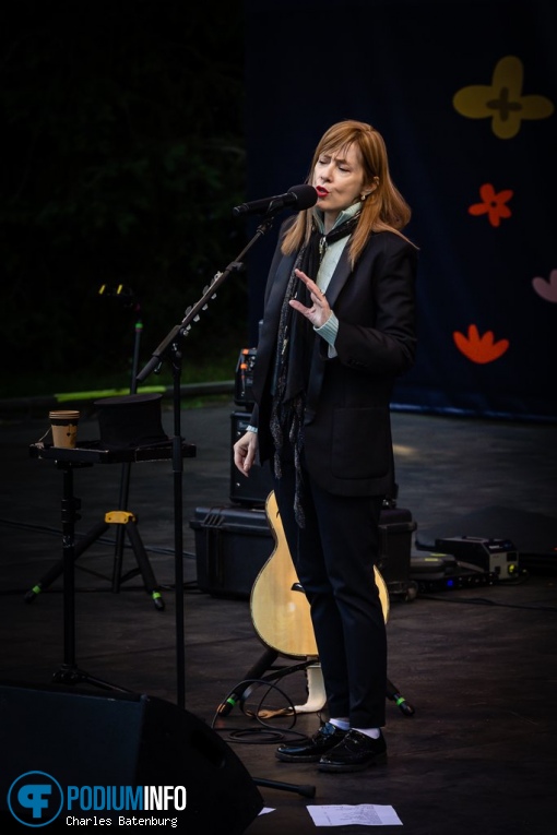 Suzanne Vega op Suzanne Vega - 29/06 - Zuiderparktheater foto