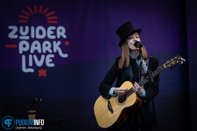 Suzanne Vega op Suzanne Vega - 29/06 - Zuiderparktheater foto