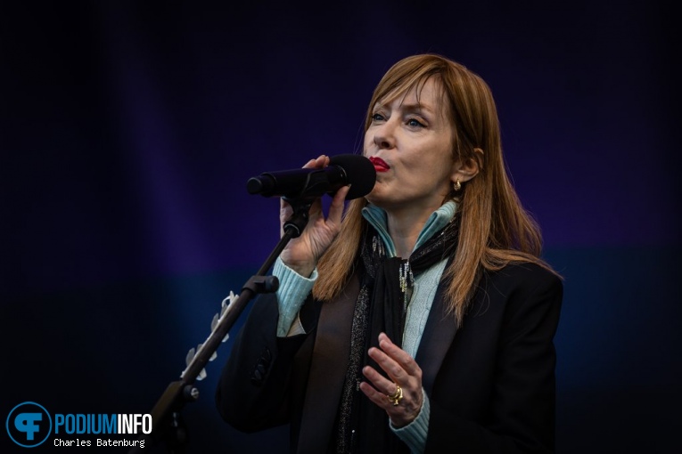 Suzanne Vega op Suzanne Vega - 29/06 - Zuiderparktheater foto