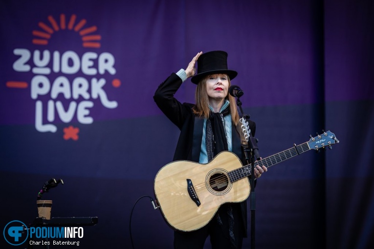 Suzanne Vega op Suzanne Vega - 29/06 - Zuiderparktheater foto