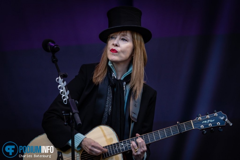 Suzanne Vega op Suzanne Vega - 29/06 - Zuiderparktheater foto