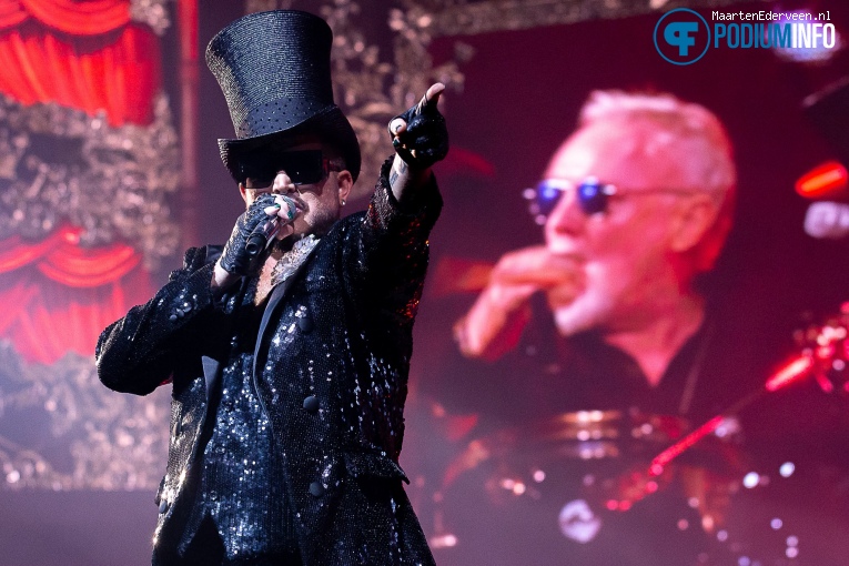 Adam Lambert op Queen & Adam Lambert - 01/07 - Ziggo Dome foto