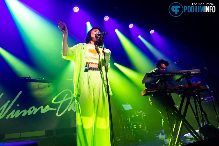 Winona Oak op Alec Benjamin - 01/07 - Melkweg foto