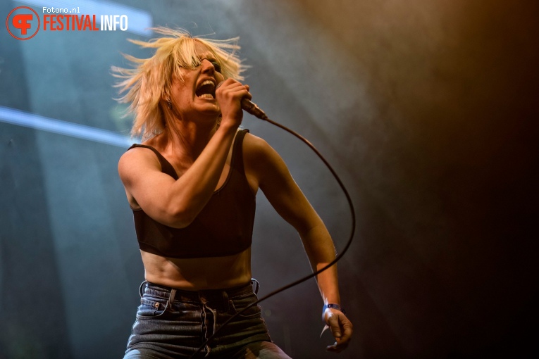 Amyl and The Sniffers op Down The Rabbit Hole 2022 - Zondag foto