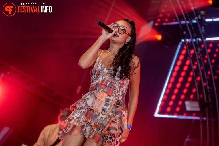 Joy Crookes op Down The Rabbit Hole 2022 - Zondag foto