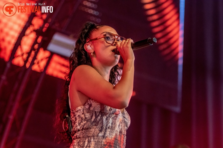 Joy Crookes op Down The Rabbit Hole 2022 - Zondag foto