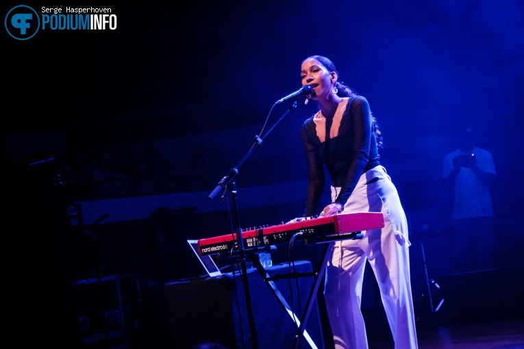 Charlotte Dos Santos op Lianne La Havas - 05/07 - TivoliVredenburg foto