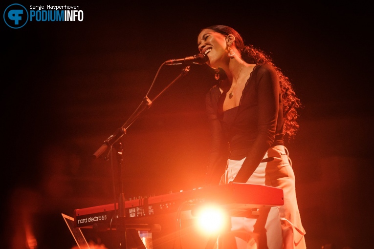 Charlotte Dos Santos op Lianne La Havas - 05/07 - TivoliVredenburg foto