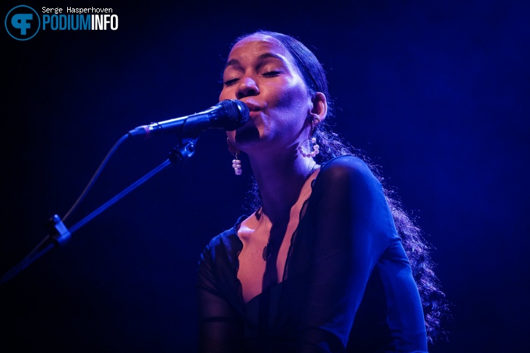 Charlotte Dos Santos op Lianne La Havas - 05/07 - TivoliVredenburg foto