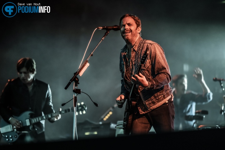 Kings of Leon op Kings of Leon - 07/07 - Evenemententerrein A2 Weert Noord foto