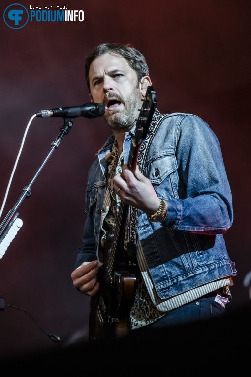 Kings of Leon op Kings of Leon - 07/07 - Evenemententerrein A2 Weert Noord foto