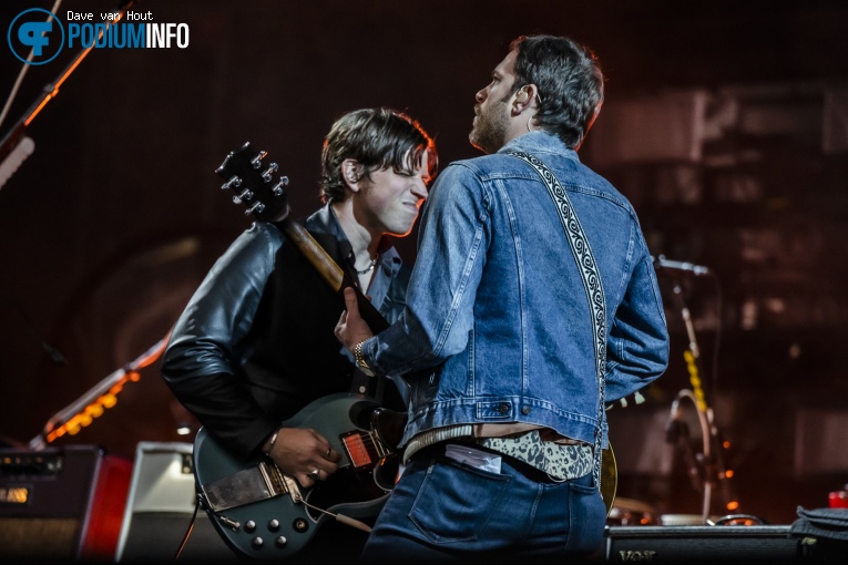 Kings of Leon op Kings of Leon - 07/07 - Evenemententerrein A2 Weert Noord foto