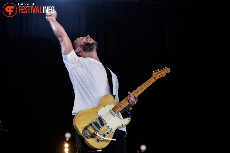 White Lies op Bospop 22 - Vrijdag foto