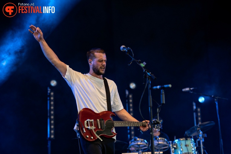 White Lies op Bospop 22 - Vrijdag foto