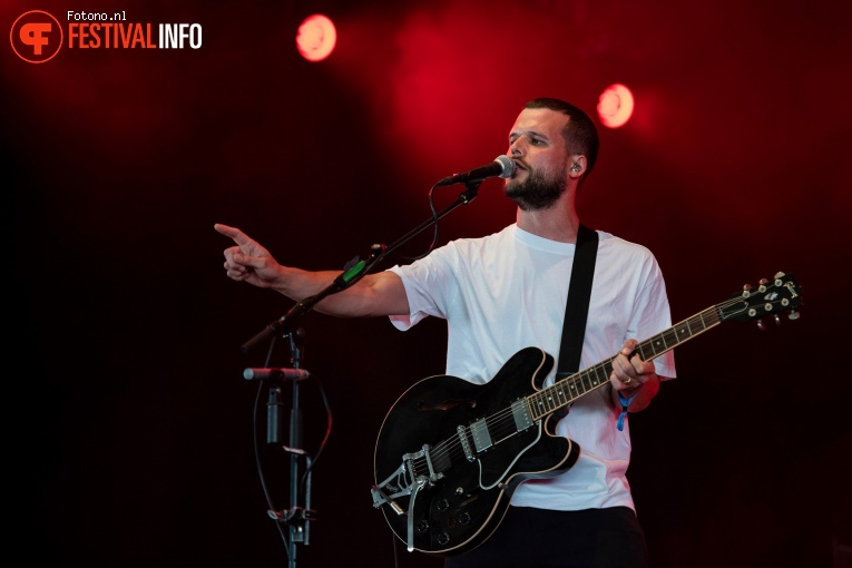 White Lies op Bospop 22 - Vrijdag foto