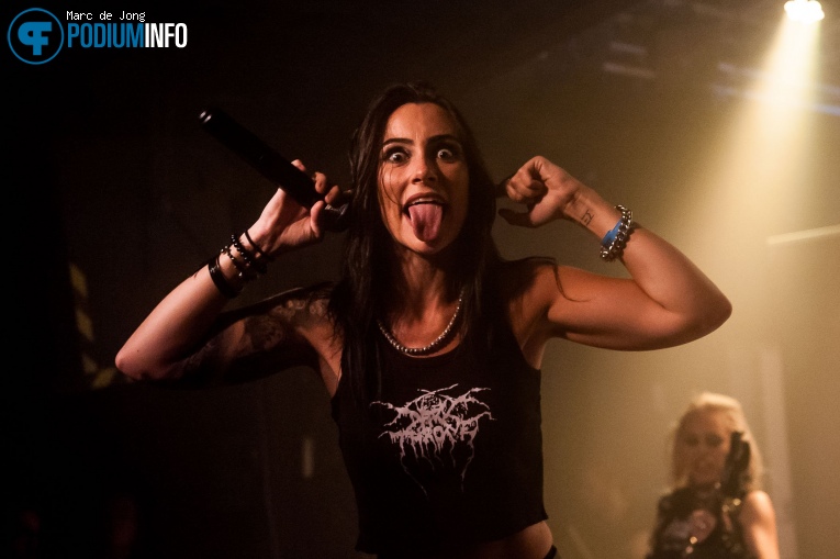 Nervosa op Burning Witches / Nervosa - 08/08 - Baroeg foto