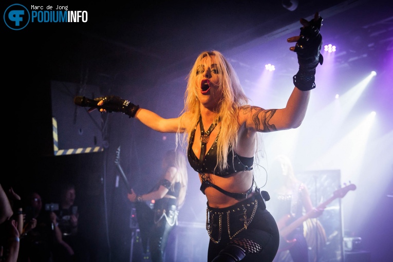 Burning Witches op Burning Witches / Nervosa - 08/08 - Baroeg foto
