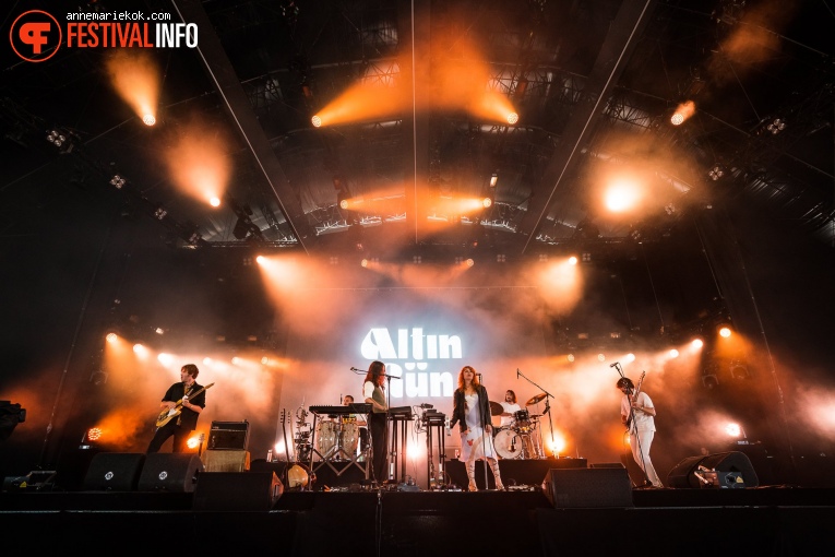 Altın Gün op Lowlands 2022 - zaterdag foto