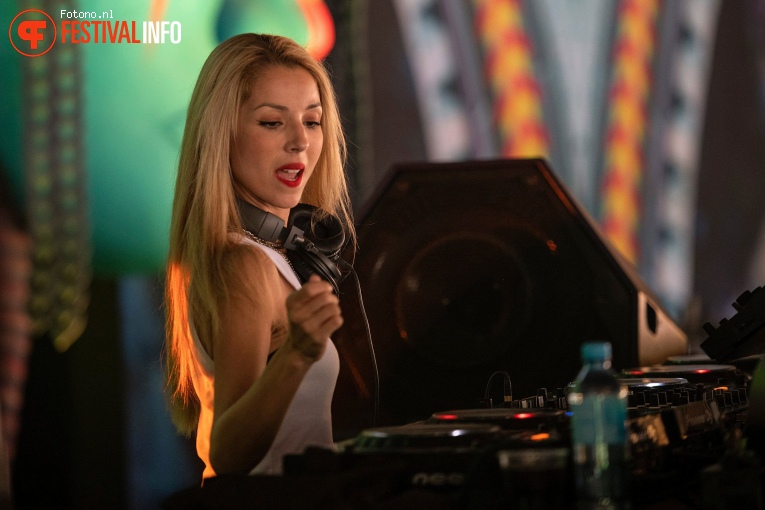 Viviana Casanova op Elrow Town Festival 2022 foto