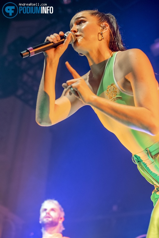 Sofi Tukker op Sofi Tukker - 12/09 - Paradiso foto