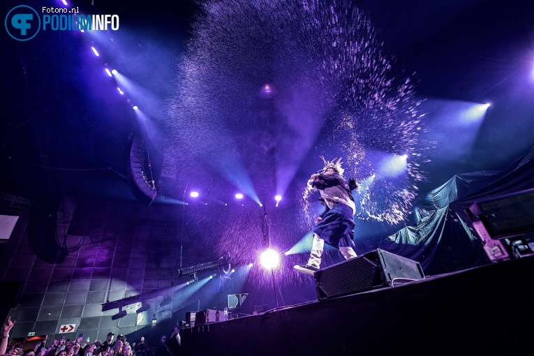 Iann Dior op Machine Gun Kelly - 12/10 - AFAS Live foto