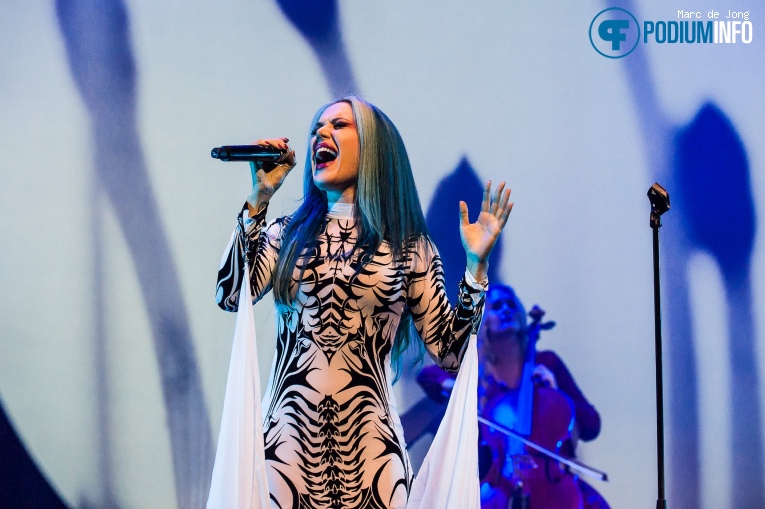 Alissa White-Gluz op Charlotte Wessels - 23/10 - TivoliVredenburg foto