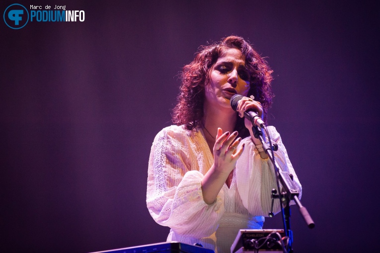 Marcela Bovio op Charlotte Wessels - 23/10 - TivoliVredenburg foto