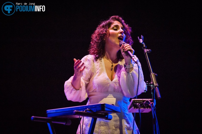 Marcela Bovio op Charlotte Wessels - 23/10 - TivoliVredenburg foto
