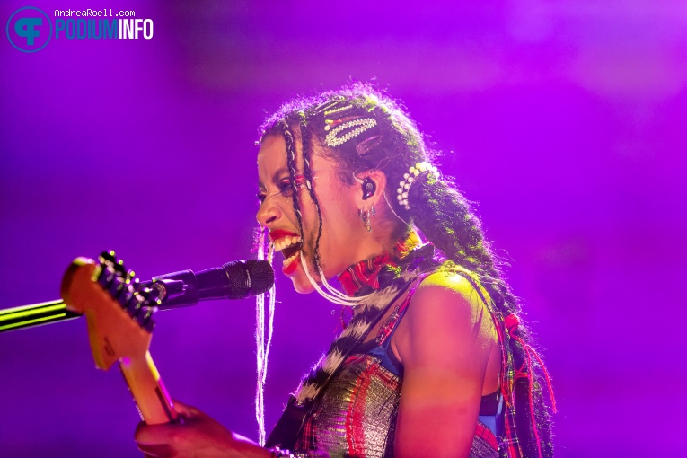 Nova Twins op Nova Twins - 04/11 - De Helling foto