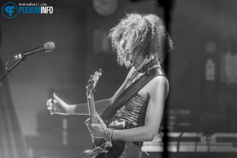 Nova Twins op Nova Twins - 04/11 - De Helling foto