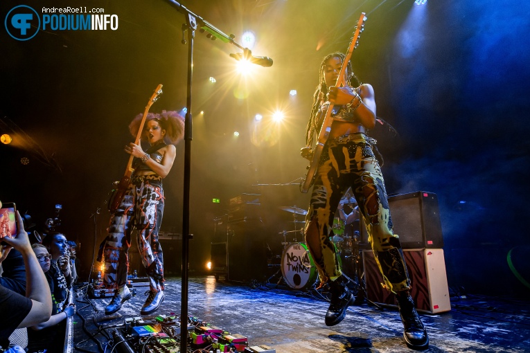 Nova Twins op Nova Twins - 04/11 - De Helling foto